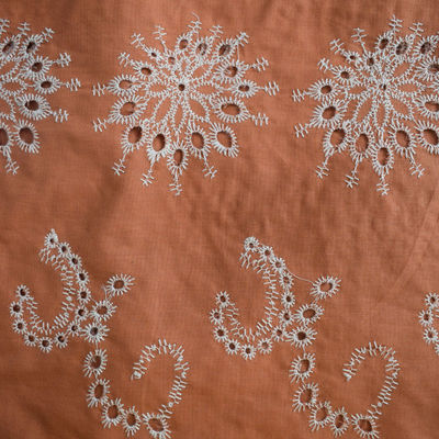 Textile brodé blanc de vêtement de tissu de coton de couleur solide de robes de doux