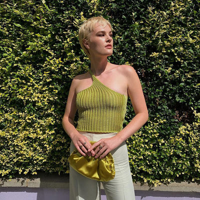 Femme arrière de T-shirt de chemisier de coeur de style de laine d'épaule oblique courte d'armure