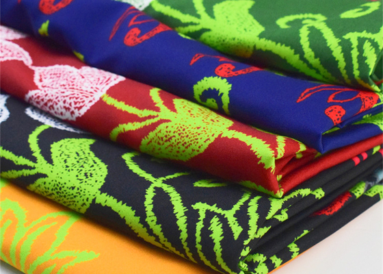 Tissu vert adapté aux besoins du client d'impression de polyester pour le poids moyen de femmes